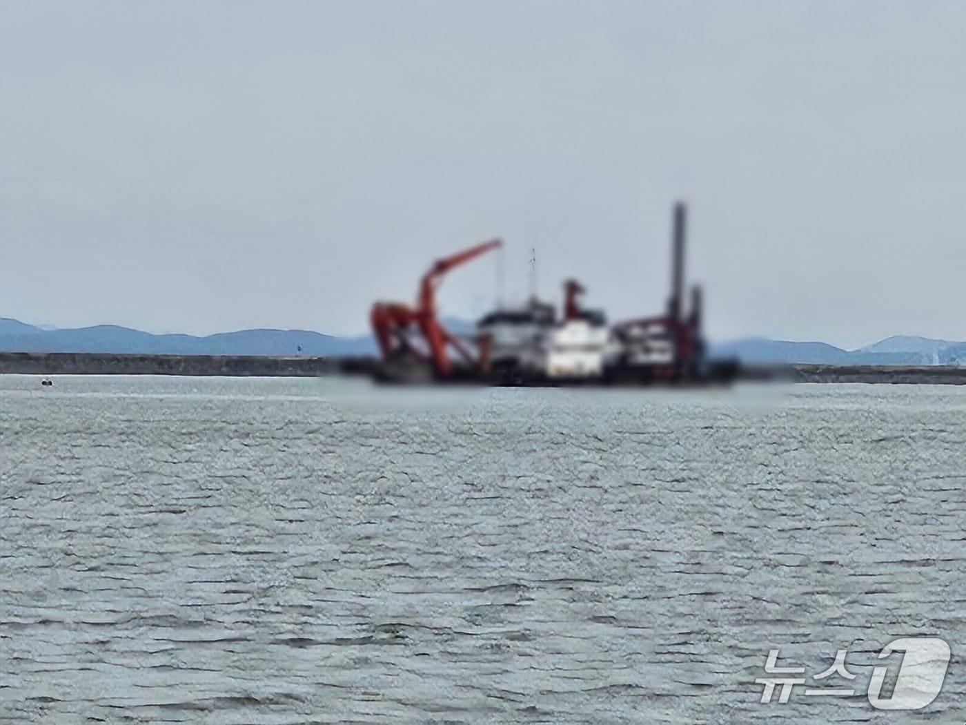 본문 이미지 - 폭발사고가 발생한 2627톤급 준설선.&#40;군산해경 제공. 재판매 및 DB금지&#41;