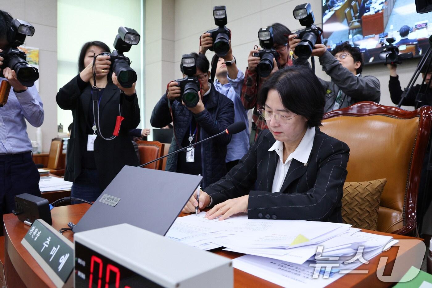 추미애 위원장이 21일 서울 여의도 국회에서 열린 법제사법위원회 대전고법 등에 대한 국정감사에서 오창훈 제주지법 부장판사 등에 대한 동행명령장에 서명하고 있다. 2025.10.21/뉴스1 ⓒ News1 신웅수 기자