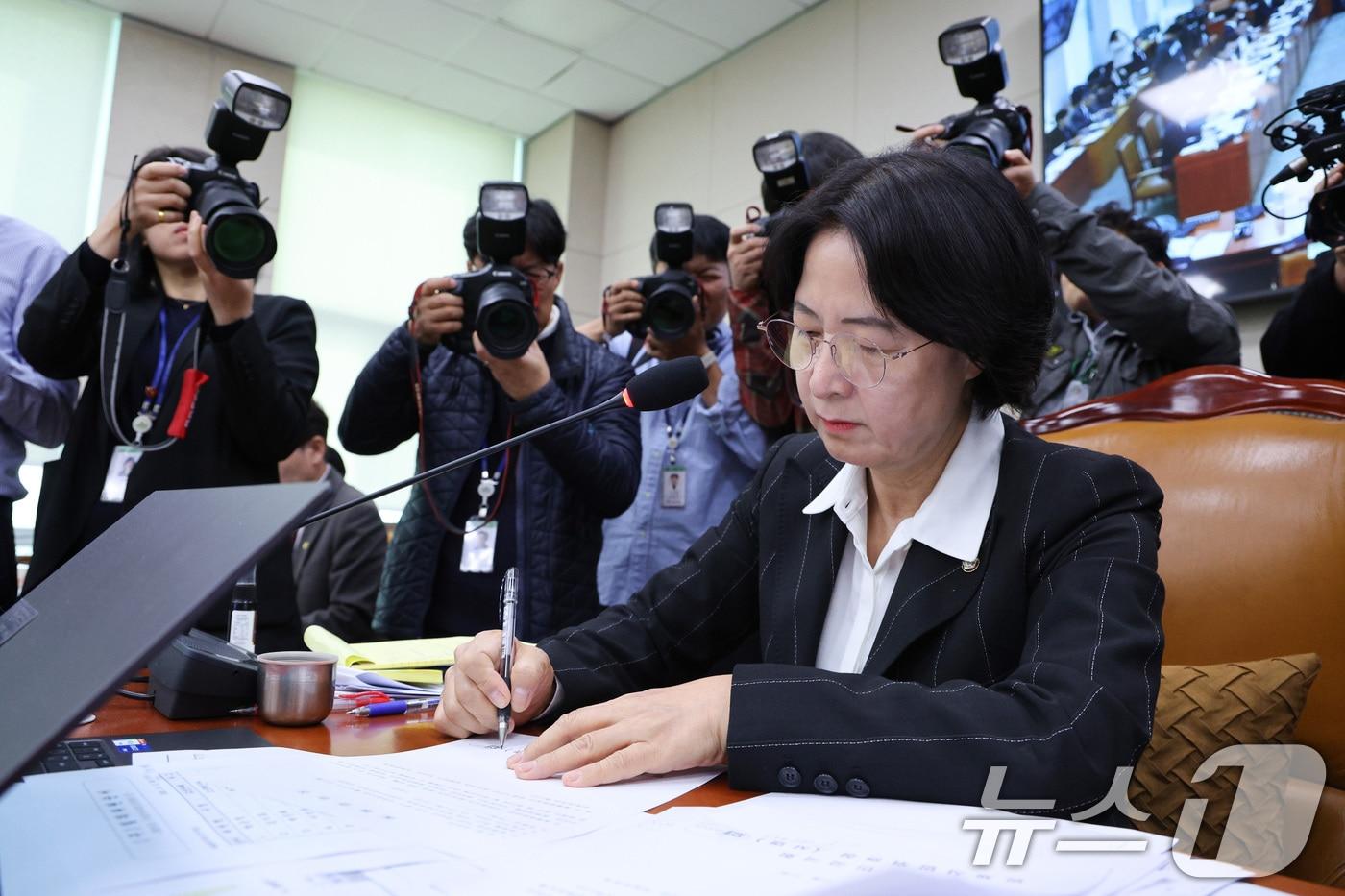 추미애 위원장이 지난 21일 서울 여의도 국회에서 열린 법제사법위원회 대전고법 등에 대한 국정감사에서 오창훈 제주지법 부장판사 등에 대한 동행명령장에 서명하고 있다. 2025.10.21/뉴스1 ⓒ News1 신웅수 기자