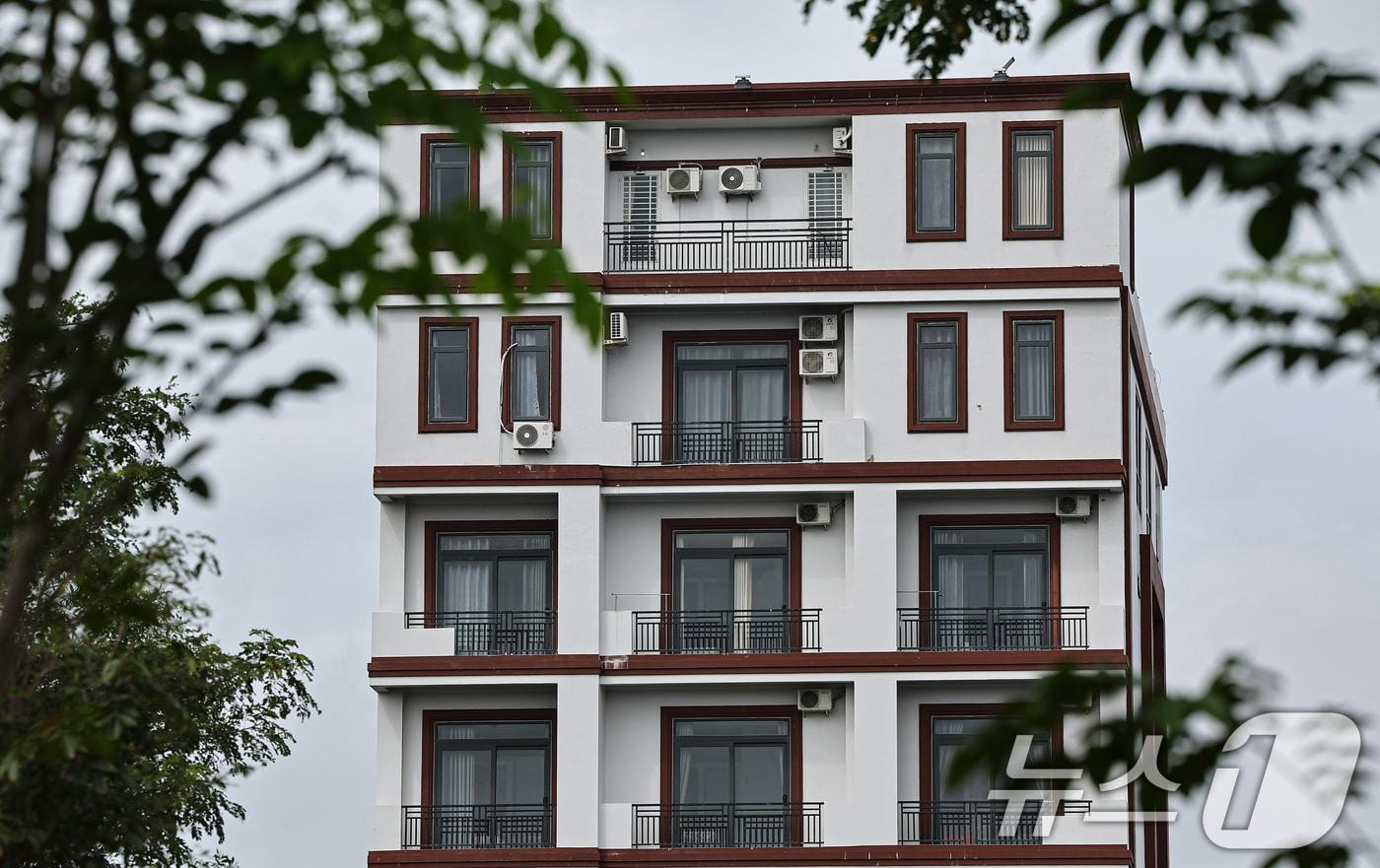 캄보디아 프놈펜 외곽 온라인스캠범죄가 이뤄졌던 건물의 모습. 2025.10.21/뉴스1 ⓒ News1 김도우 기자