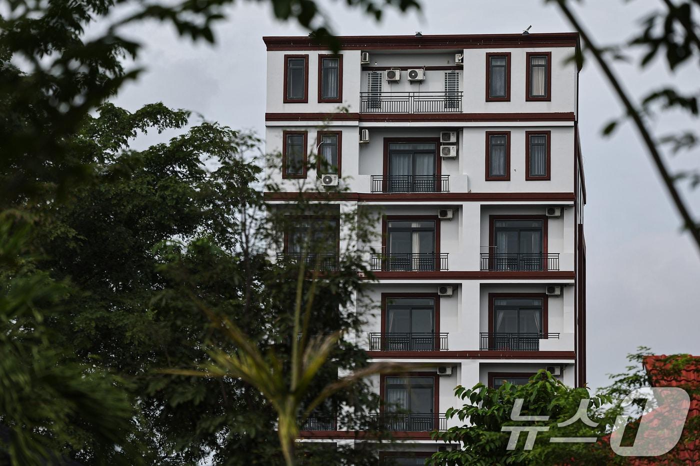 21일&#40;현지시간&#41; 캄보디아 프놈펜 외곽 온라인스캠범죄가 이뤄졌던 건물의 모습. 현지 언론에 따르면 이곳에서 지난달 15일 캄보디아 당국의 단속으로 온라인스캠범죄에 가담한 한국인 33명을 포함해 48명을 체포했다. 2025.10.21/뉴스1 ⓒ News1 김도우 기자