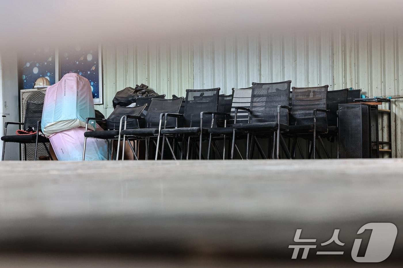 21일(현지시간) 캄보디아 프놈펜 외곽 온라인스캠범죄가 이뤄졌던 건물에 의자들이 남아있다. 현지 언론에 따르면 이곳에서 지난달 15일 캄보디아 당국의 단속으로 온라인스캠범죄에 가담한 한국인 33명을 포함해 48명을 체포했다. 2025.10.21/뉴스1 ⓒ News1 김도우 기자