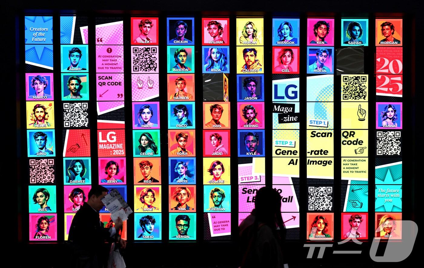 21일 서울 강남구 코엑스에서 열린 &#39;2025 한국전자전&#40;KES&#41;&#39;에 전시된 &#39;키네틱 LED&#39;에서 참관객들의 AI프로필 사진이 나오고 있다. 한국판 CES로 불리는 한국전자전은 오는 24일까지 역대 최대 규모인 530개 기업&#40;1320개 부스&#41;이 참여해 첨단 제품과 기술을 선보인다. 2025.10.21/뉴스1 ⓒ News1 구윤성 기자