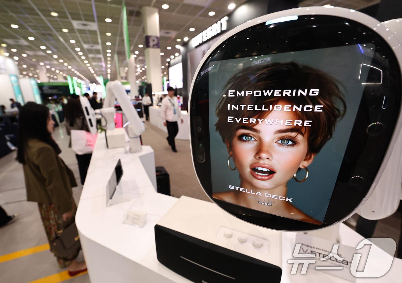 21일 서울 강남구 코엑스에서 열린 &#39;2025 한국전자전&#40;KES&#41;&#39;에서 참관객이 인공지능&#40;AI&#41; 로봇과 대화하고 있다. 2025.10.21/뉴스1 ⓒ News1 구윤성 기자