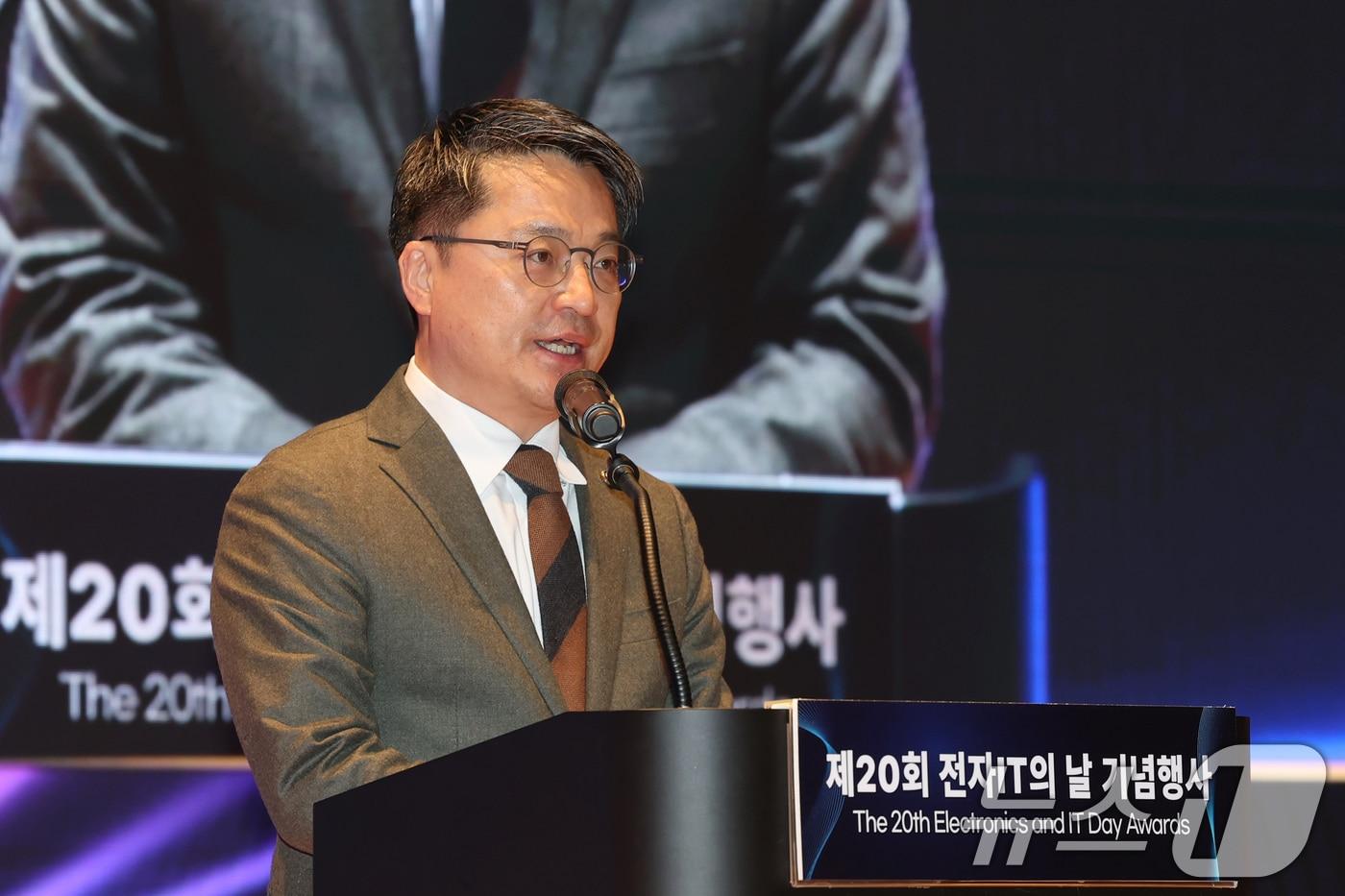 문신학 산업통상자원부 차관이 21일 서울 강남구 코엑스에서 열린 '제20회 전자·IT의 날 및 한국전자전 개막식'에 참석해 축사를 하고 있다. (산업통상자원부 제공. 재판매 및 DB 금지) 2025.10.21/뉴스1