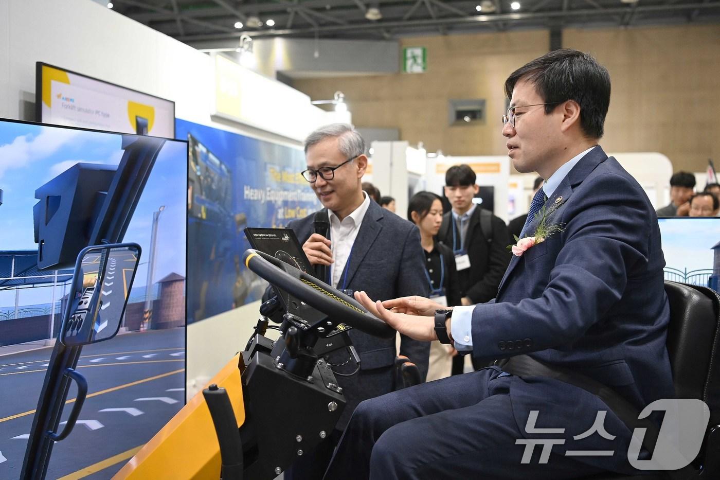 여한구 산업통상자원부 통상교섭본부장이 21일 경기 고양시 킨텍스에서 열린 '2025 수출 붐업코리아 Week 개막식'에 참석해 주요 전시 부스를 둘러보고 있다. (산업통상자원부 제공. 재판매 및 DB 금지) 2025.10.21/뉴스1