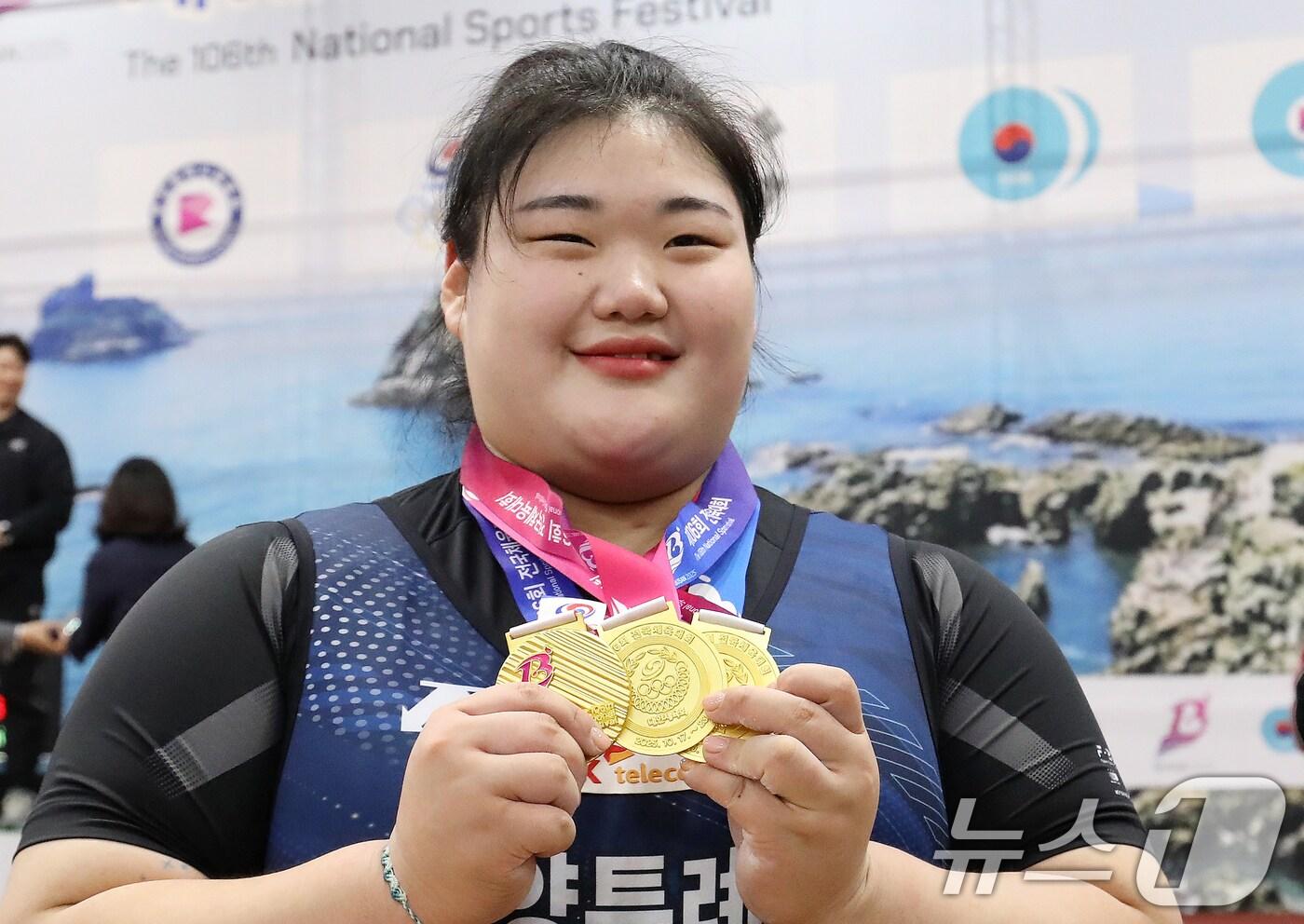 박혜정&#40;고양시청&#41;이 21일 부산 남구국민체육센터2관에서 열린 제106회 전국체육대회 역도 여자 일반부 87㎏ 이상급 시상식에서 금메달을 목에 걸고 포즈를 취하고 있다.  2025.10.21/뉴스1 ⓒ News1 윤일지 기자