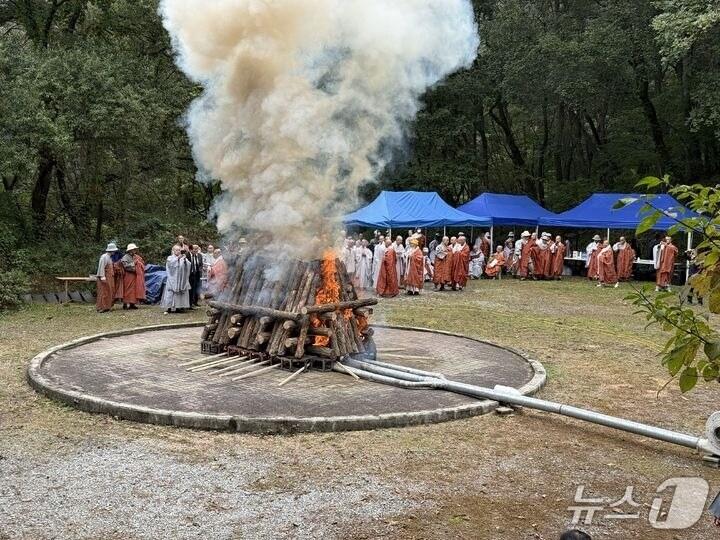 본문 이미지 - 속리산 법주사 진옹당 월성 대종사 다비식&#40;보은군 제공. 재판매 및 DB금지&#41; /뉴스1 