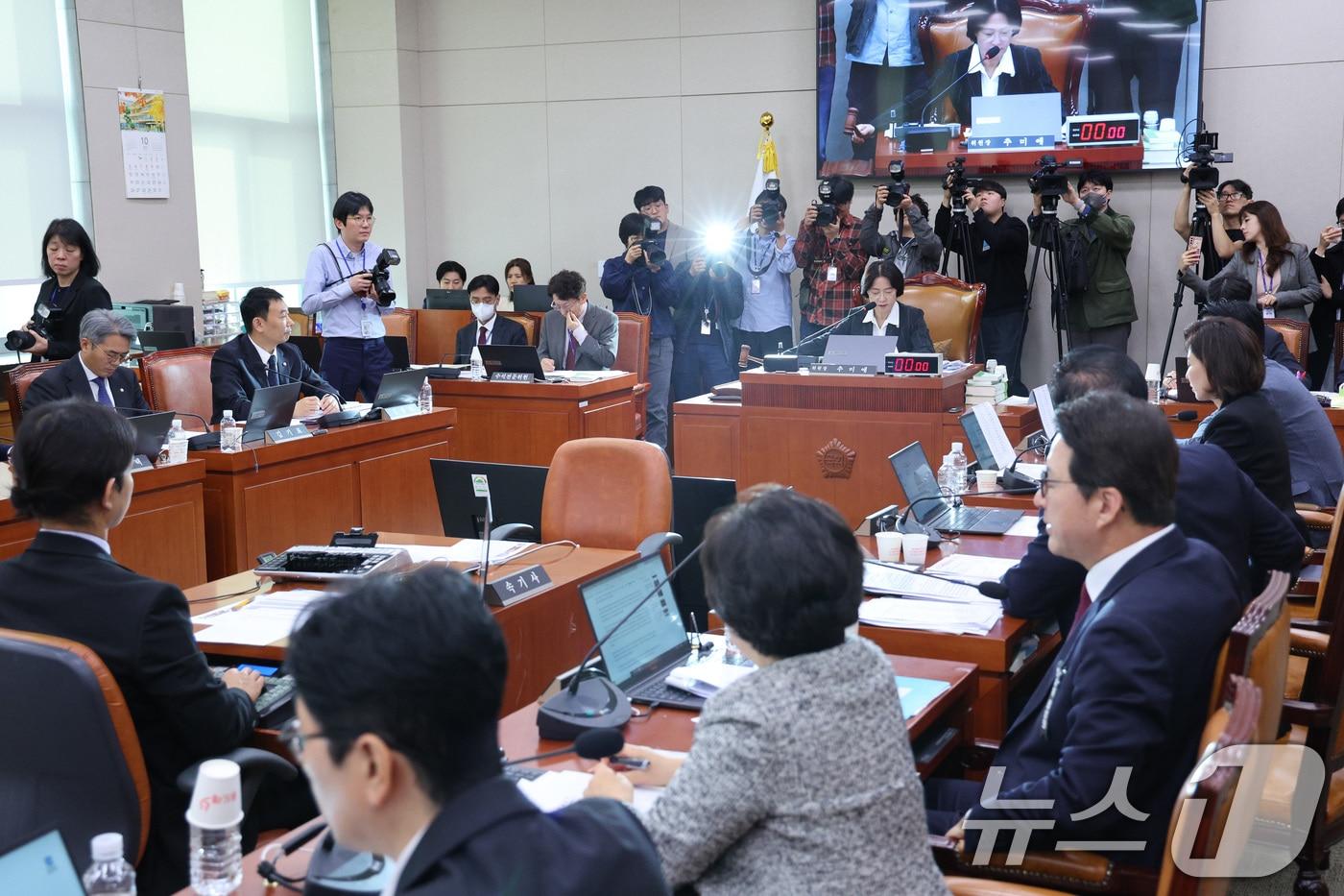 추미애 위원장이 지난 21일 서울 여의도 국회에서 열린 법제사법위원회 대전고법 등에 대한 국정감사에서 오창훈 제주지법 부장판사 등에 대한 동행명령장 발부를 의결하고 있다. 2025.10.21/뉴스1 ⓒ News1 신웅수 기자