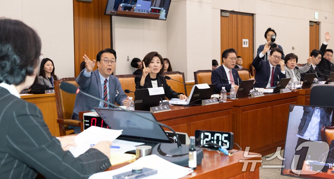 21일 서울 여의도 국회에서 열린 법제사법위원회 대전고법 등에 대한 국정감사에서 국민의힘 법사위원들이 불출석한 오창훈 제주지방법원 부장판사 및 증인들에 대해 동행명령장 집행에 관해 항의하고 있다. 2025.10.21/뉴스1 ⓒ News1 이승배 기자