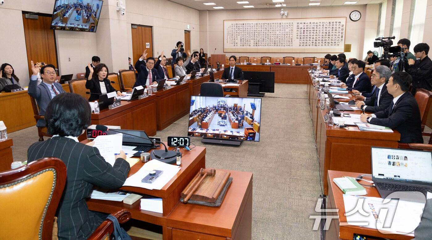 21일 서울 여의도 국회에서 열린 법제사법위원회 대전고법 등에 대한 국정감사에서 국민의힘 법사위원들이 불출석한 오창훈 제주지방법원 부장판사 및 증인들에 대해 동행명령장 집행에 관해 반대를 표시하고 있다. 2025.10.21/뉴스1 ⓒ News1 이승배 기자