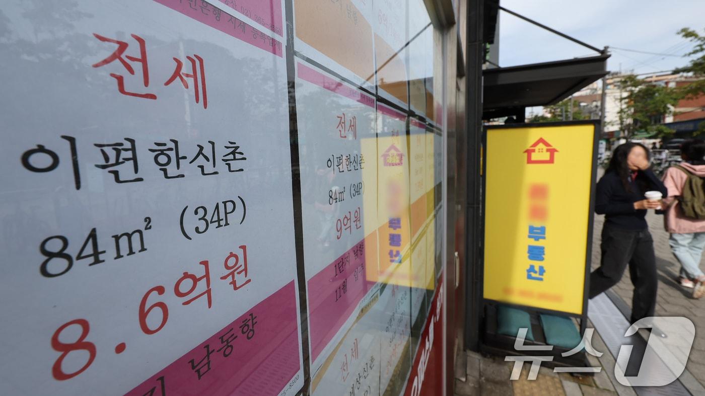 서울시내 한 부동산 공인중개사 사무소에 전세 등 매물 광고가 붙어 있다. 뉴스1 ⓒ News1 장수영 기자