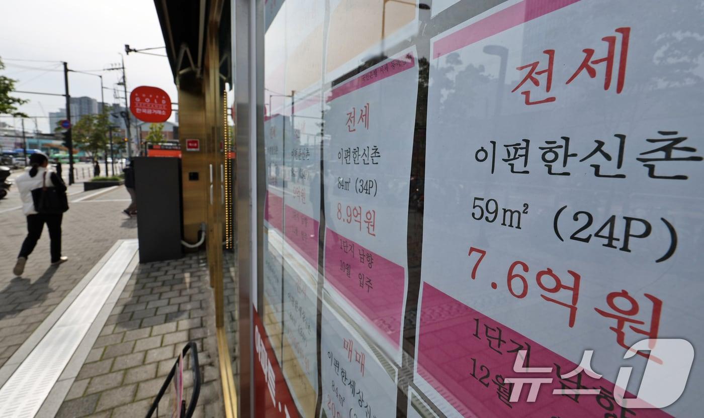 정부의 10·15 부동산 대책 발표 이후 서울을 중심으로 거래절벽과 매물 잠김 현상이 뚜렷해지고 있다. 사진은 서울시내 한 부동산 공인중개사 사무소에 붙어 있는 전세 등 매물 광고. /뉴스1 ⓒ News1 장수영 기자