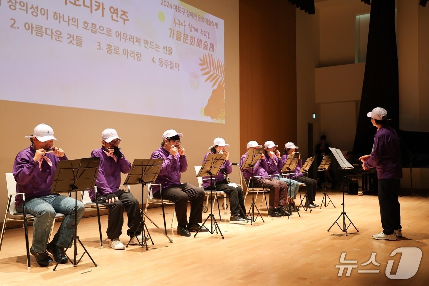 장애인 예술문화 공연발표회 '제1회 마포구 누구나 가을문화예술제'에서 마포장애인종합복지관의 하모니카 공연 모습