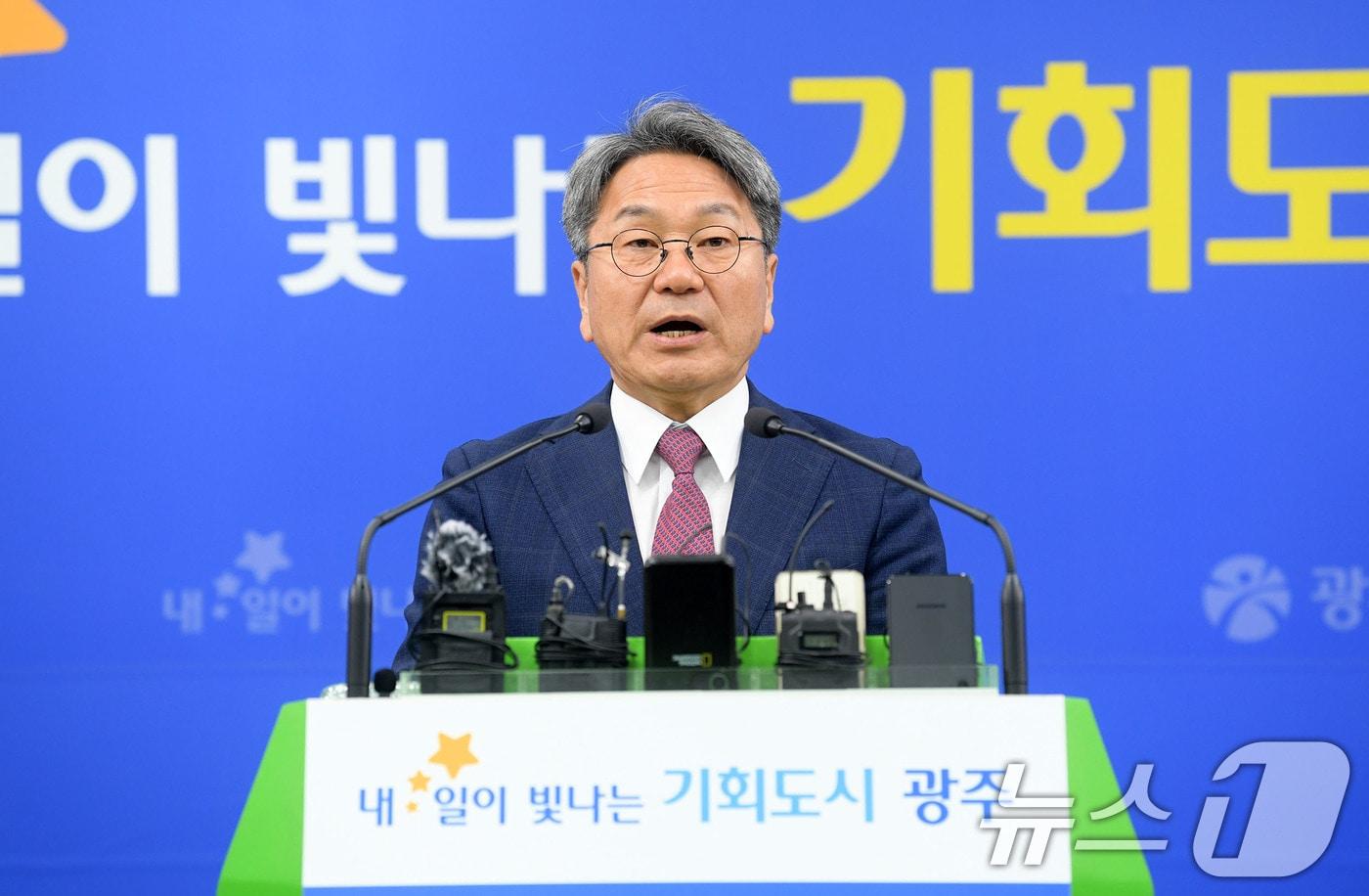 강기정 광주시장이 21일 오전 시청 브리핑실에서 기자회견을 열어 "대한민국 AI 3강으로 가는 가장 빠른 길은 광주에 '국가AI컴퓨팅센터'를 설립하는 것이다＂며 국가 AI 컴퓨팅센터 광주 유치를 정부와 기업에 호소하고 있다.(광주시 제공. 재판매 및 DB 금지) 2025.10.21/뉴스1 