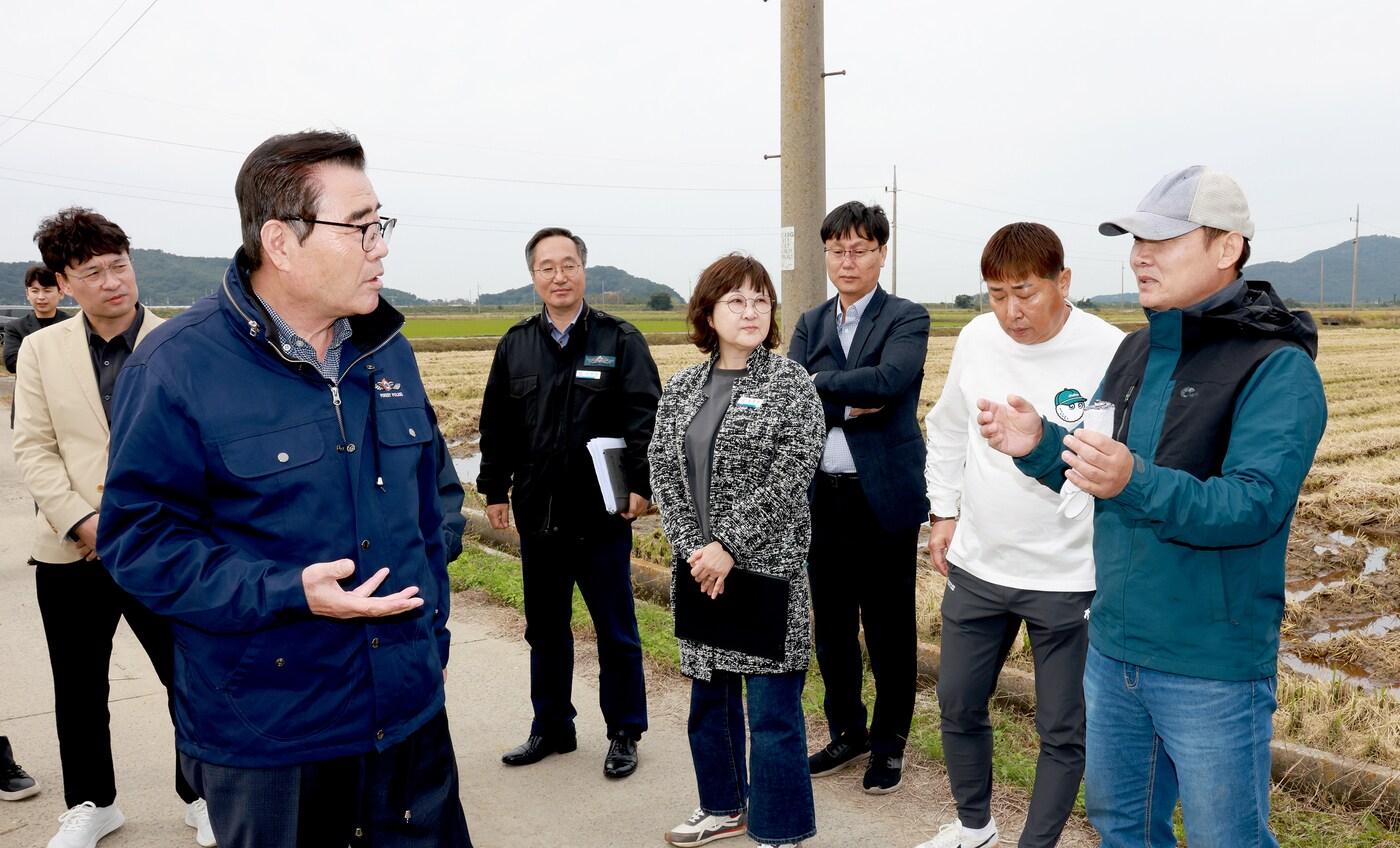 김동일 보령시장(왼쪽)이 벼 수확 현장을 찾아 농민과 대화를 하고 있다.(보령시 제공. 재판매 및 DB금지)/뉴스1