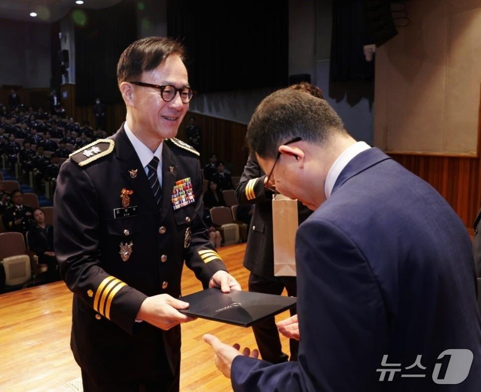 본문 이미지 - 80주년 경찰의 날인 21일 대구경찰청에서 열린 기념식에서 치안 현장을 누비는 경찰관들을 격려하고 유공자들을 포상했다. &#40;대구경찰청 제공. 재판매 및 DB 금지&#41; 2025.10.21/뉴스1