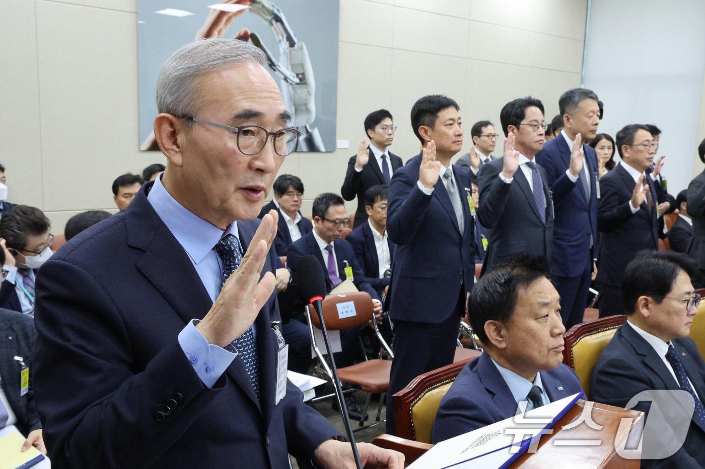 김영섭 KT 대표가 21일 서울 여의도 국회 과학기술정보방송통신위원회에서 열린 정보통신산업진흥원 등에 대한 국정감사에서 증인 선서를 하고 있다. 왼쪽부터 김 대표, 홍범식 LGU+ 대표, 조좌진 롯데카드 대표, 김광일 MBK 대표이사, 유영상 SKT 대표. 2025.10.21/뉴스1 ⓒ News1 신웅수 기자