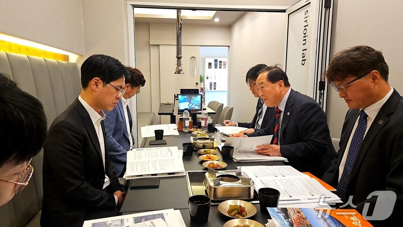 이병선 강원 속초시장&#40;사진 오른쪽 가운데&#41;이 21일 김민재 행정안전부 차관&#40;사진 왼쪽 가운데&#41;을 만나 시 핵심사업을 설명하고 있다.&#40;속초시 제공, 재판매 및 DB 금지&#41; 2025.10.21/뉴스1