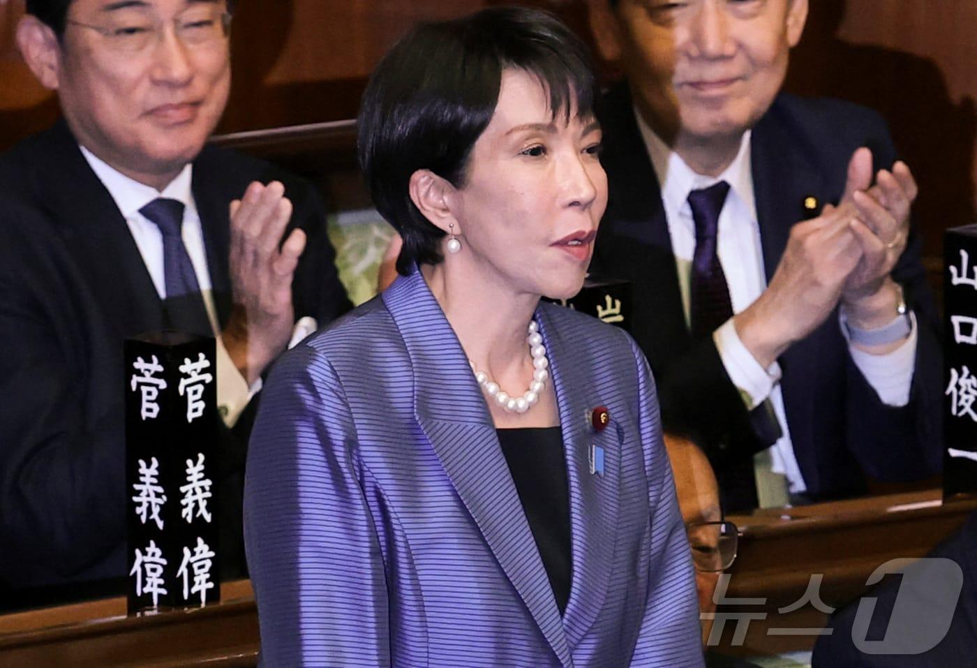 일본 집권 여당 자민당의 다카이치 사나에 총재가 21일 중의원 임시국회 1차 총리 지명 투표에서 과반 득표로 총리로 지명되자 자리에서 일어나 인사하고 있다. 2025.10.21 ⓒ 로이터=뉴스1 