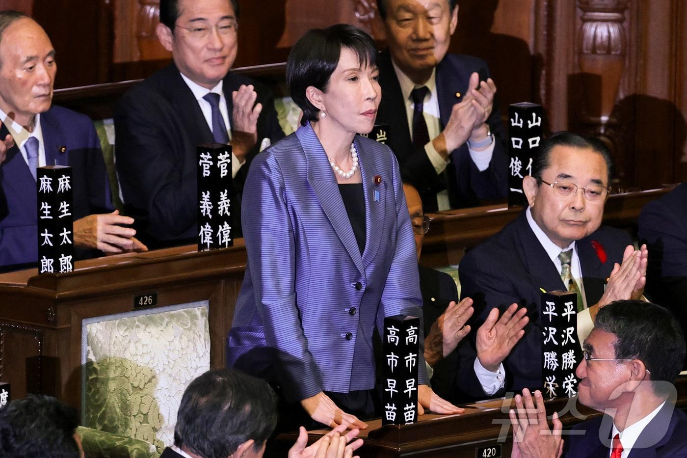 일본 집권 여당 자민당의 다카이치 사나에 총재가 21일 중의원 임시국회 1차 총리 지명 투표에서 과반 득표로 총리로 지명되자 자리에서 일어나 인사하고 있다. 2025.10.21 ⓒ 로이터=뉴스1 ⓒ News1 최종일 선임기자