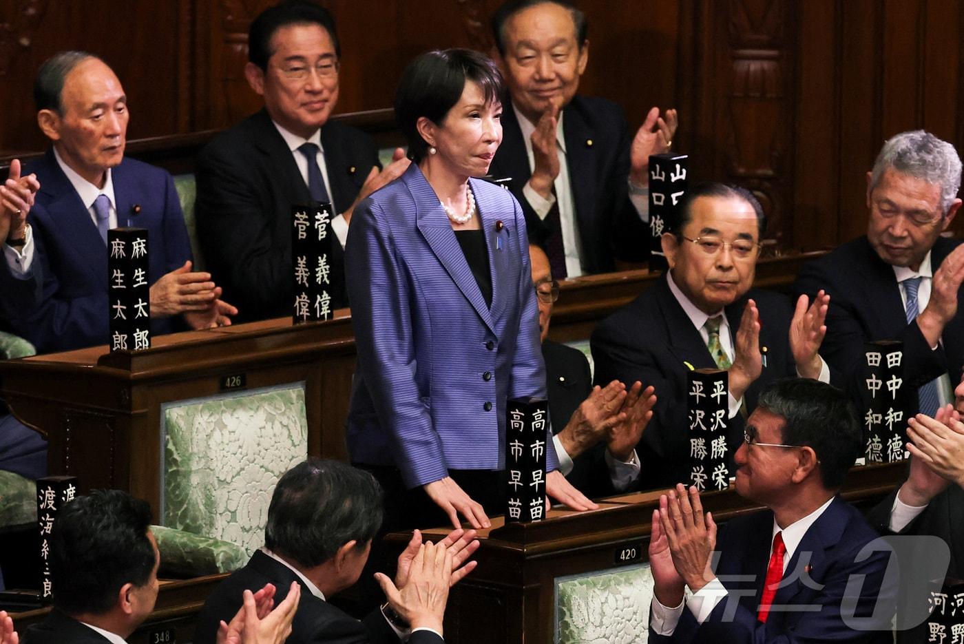 일본 집권 여당 자민당의 다카이치 사나에 총재가 21일 중의원 임시국회 1차 총리 지명 투표에서 과반 득표로 총리로 지명되자 자리에서 일어나 인사하고 있다. 2025.10.21 ⓒ 로이터=뉴스1 ⓒ News1 최종일 선임기자