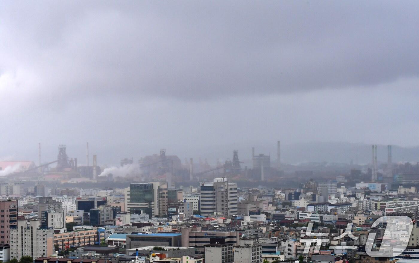 21일 오후 경북 포항시에 가을비가 내린 가운데 시가지 상공이 먹구름에 덮혀있다. 2025.10.21/뉴스1 ⓒ News1 최창호 기자