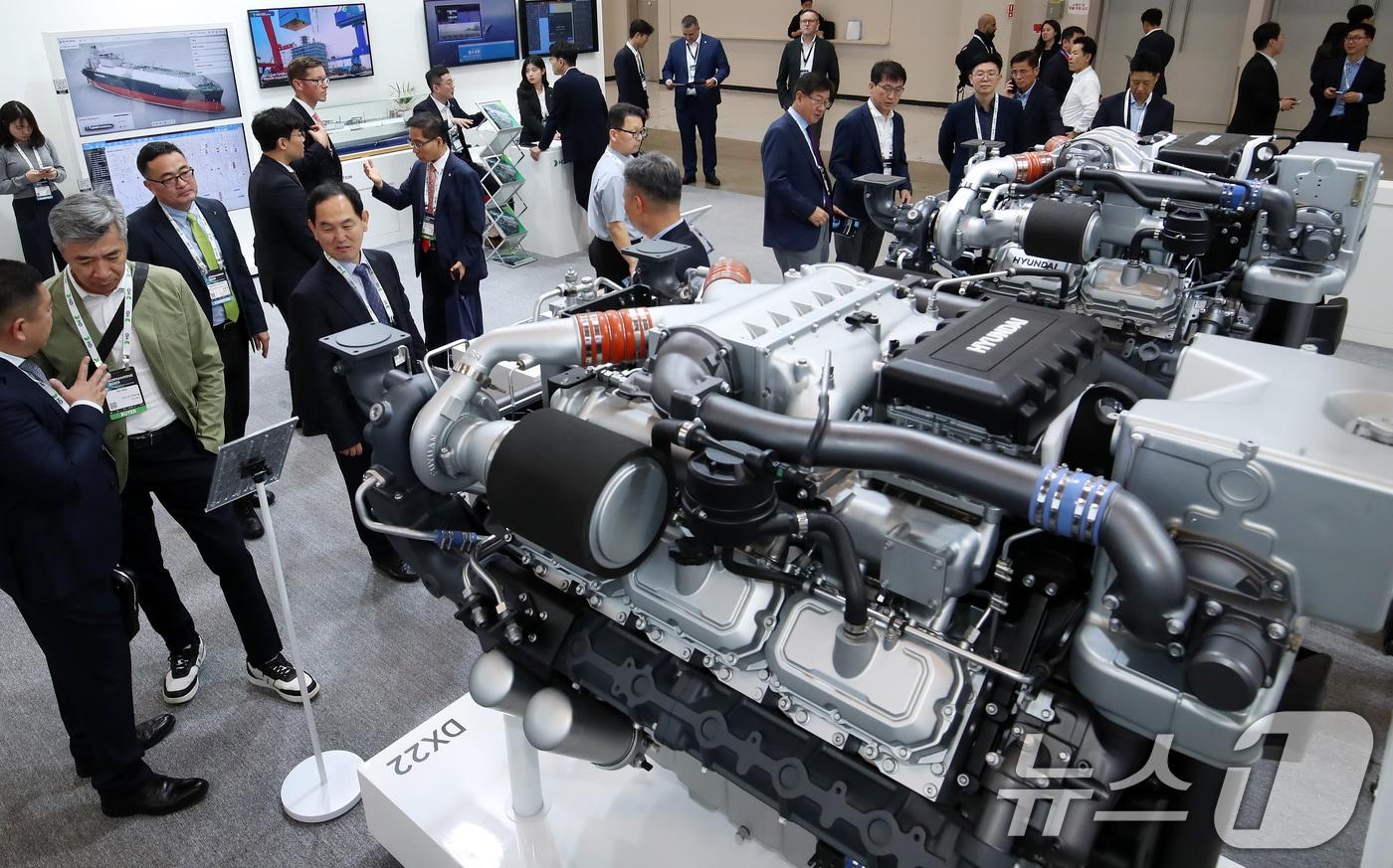 21일 부산 해운대구 벡스코 제1전시장에서 열린 '2025 국제조선 및 해양산업전'에서 관람객들이 HD현대인프라코어 부스를 찾아 DX15, DX22 등 전자식 엔진을 둘러보고 있다. 2025.10.21/뉴스1 ⓒ News1 윤일지 기자