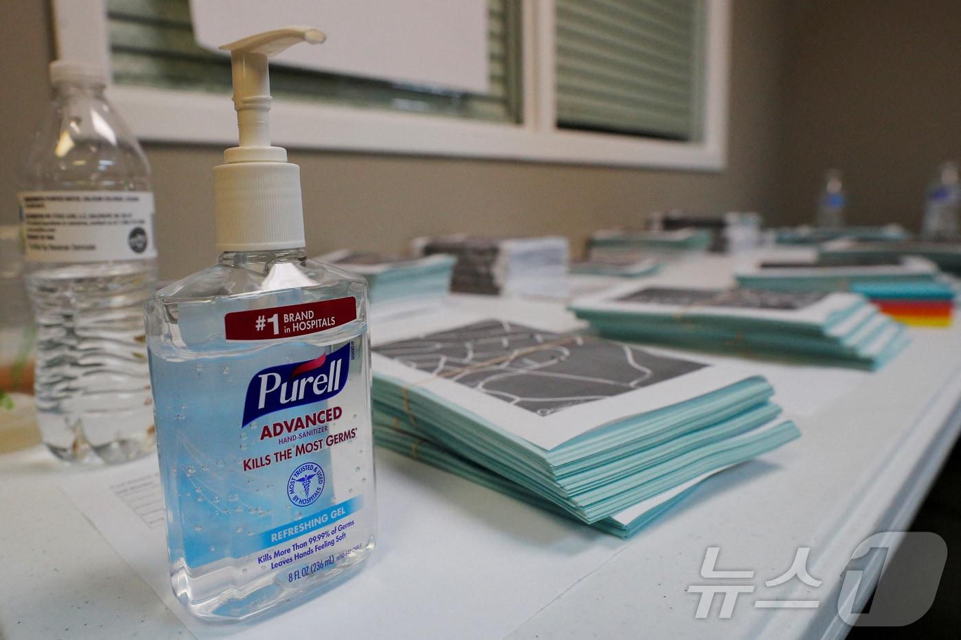 손 소독제 병이 책상 위에 놓여 있다. &#40;사진은 기사 내용과 무관함&#41; 2020.08.28. ⓒ 로이터=뉴스1 ⓒ News1 윤다정 기자
