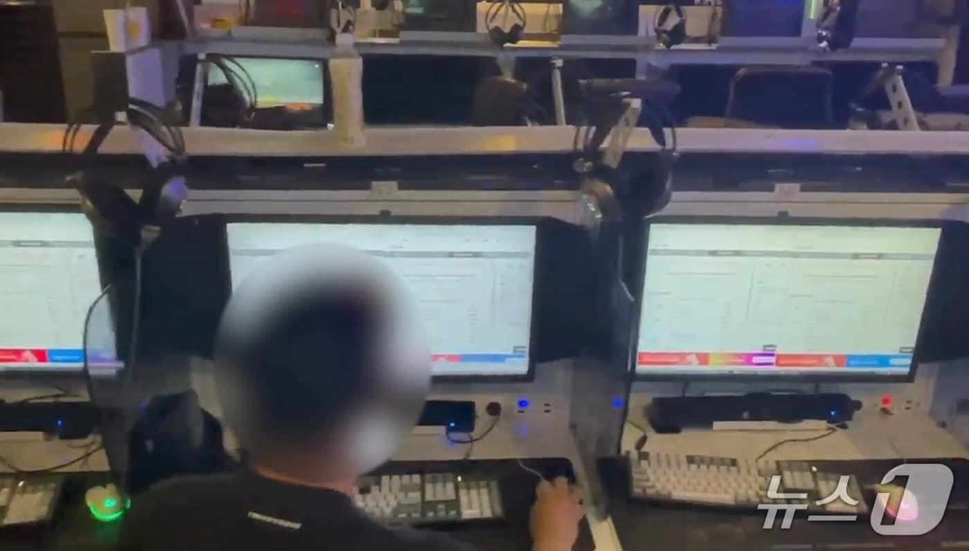 PC방에서 매크로 프로그램을 이용해 프로야구 티켓을 예매하고 있는 피의자(대전경찰청 제공) /뉴스1