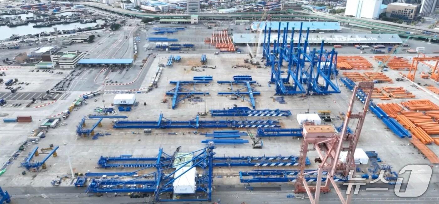 부산 북항 자성대부두에서 제작 중인 크레인 블록 모습 &#40;부산항만공사 제공. 재판매 및 DB금지&#41;