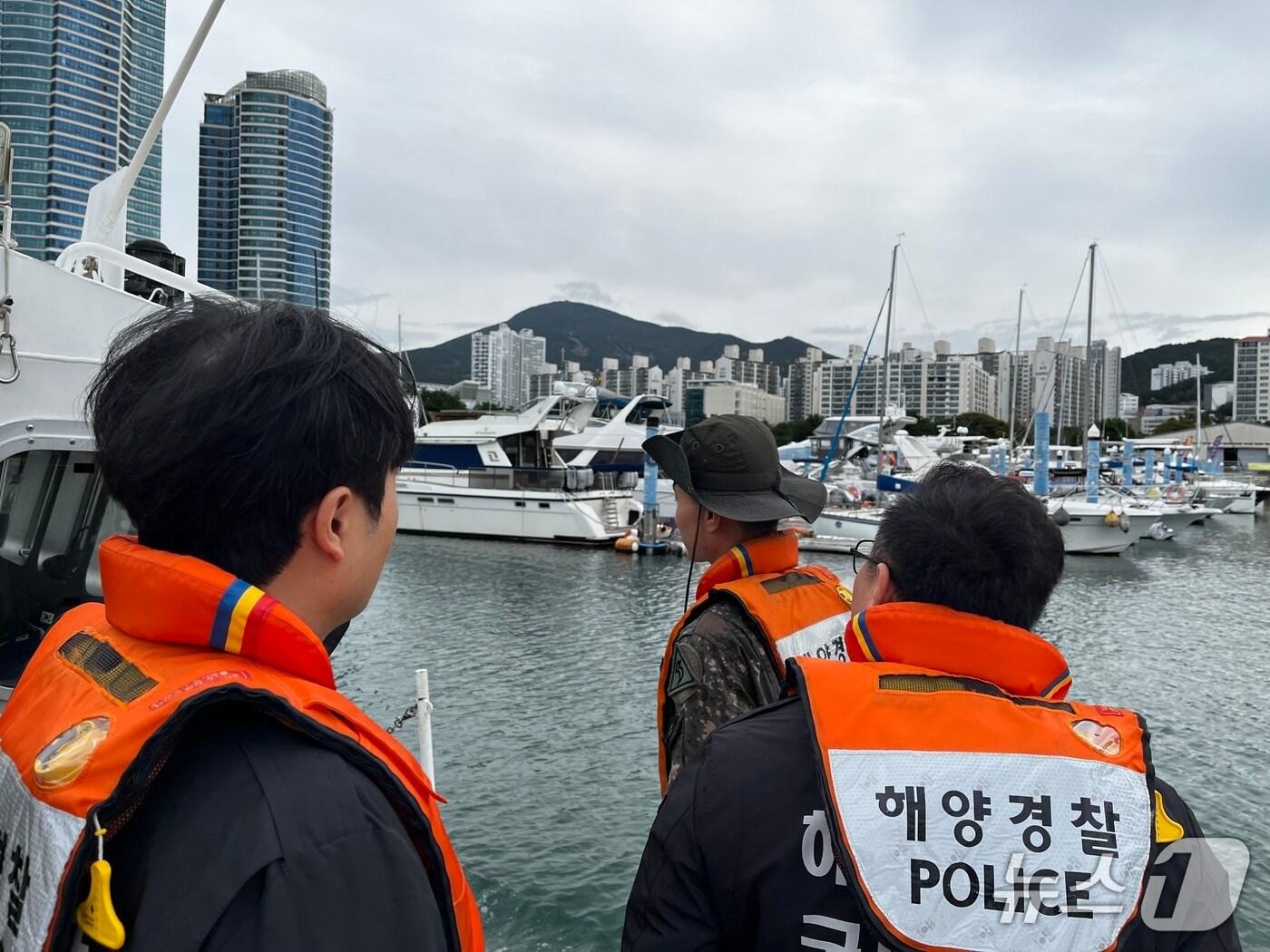 본문 이미지 - 21일 해경이 '2025 APEC 정상회의'를 앞두고 해상 국경범죄 취약지를 점검하고 있다.(해경 제공. 재판매 및 DB 금지)