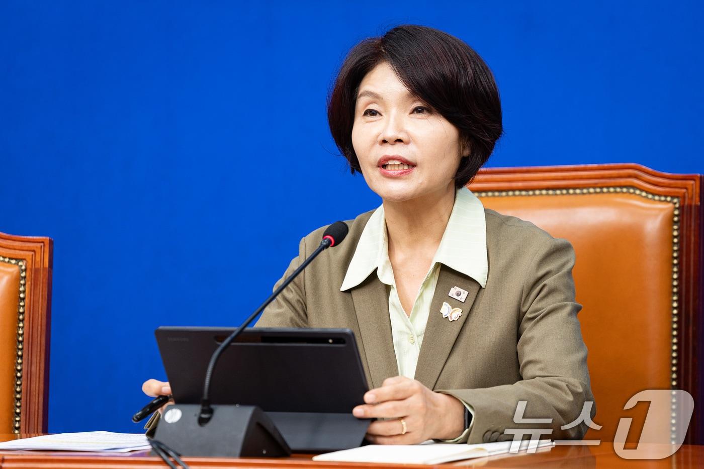 한정애 더불어민주당 정책위의장이 지난 21일 서울 여의도 국회에서 주택시장안정화TF 명단발표 및 10.15 부동산 대책에 대해 설명하고 있다. 2025.10.21/뉴스1 ⓒ News1 유승관 기자