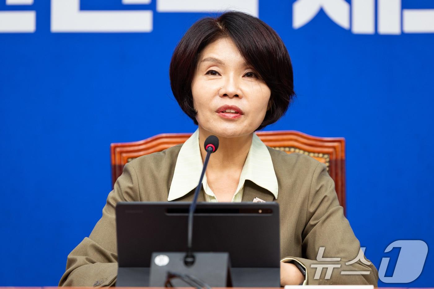 한정애 더불어민주당 정책위의장이 지난 21일 서울 여의도 국회에서 주택시장안정화TF 명단발표 및 10.15 부동산 대책에 대해 설명하고 있다. 2025.10.21/뉴스1 ⓒ News1 유승관 기자