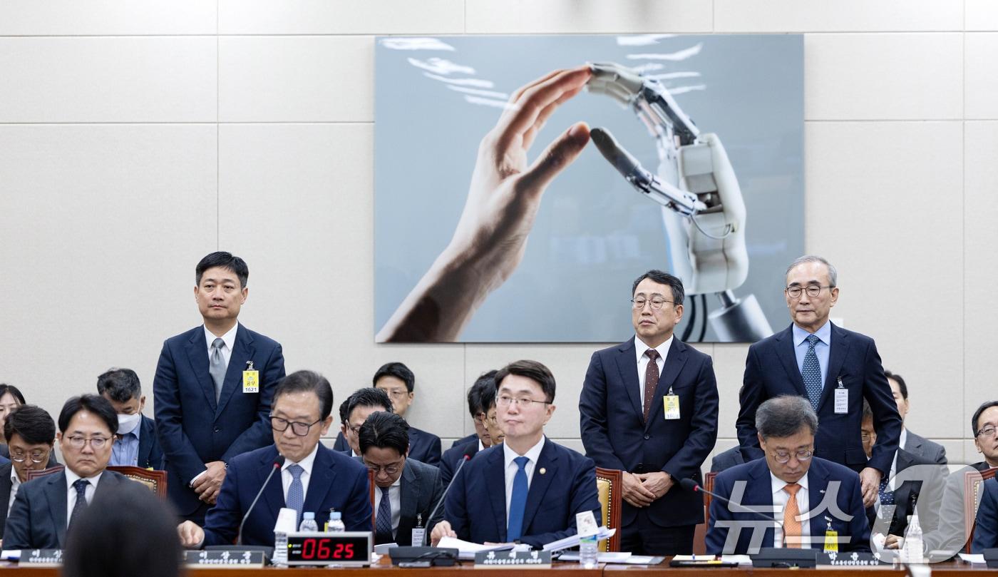 21일 서울 여의도 국회 과학기술정보방송통신위원회에서 열린 정보통신산업진흥원 등에 대한 국정감사에 통신3사 대표가 나란히 증인으로 출석해 있다. 왼쪽부터 홍범식 LGU+ 대표, 유영상 SKT 대표, 김영섭 KT 대표. 2025.10.21/뉴스1 ⓒ News1 이승배 기자