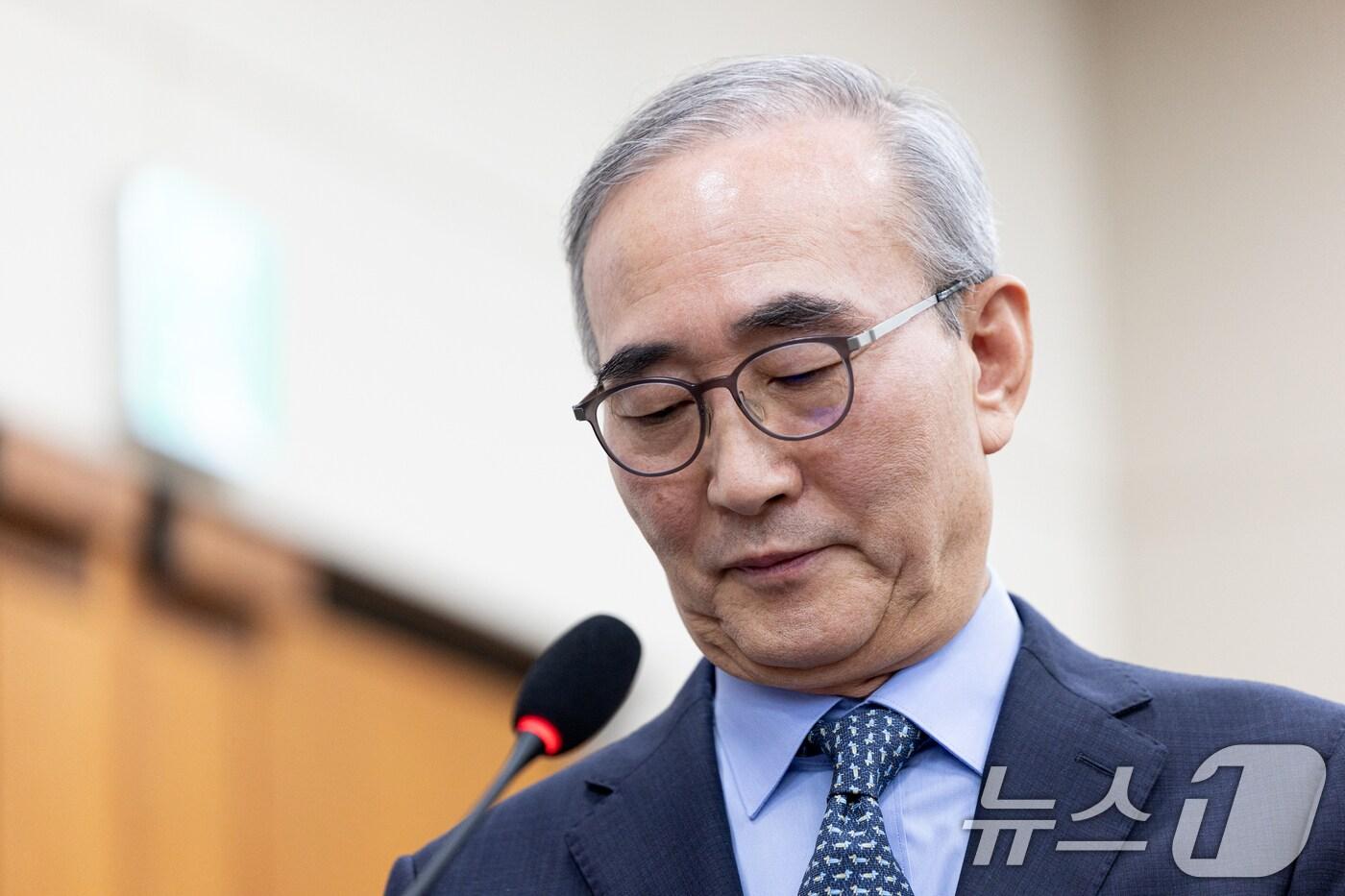 김영섭 KT 대표가 21일 서울 여의도 국회 과학기술정보방송통신위원회에서 열린 정보통신산업진흥원 등에 대한 국정감사에 증인을 출석해 의원 질의를 들으며 고개 숙이고 있다. 2025.10.21/뉴스1 ⓒ News1 이승배 기자