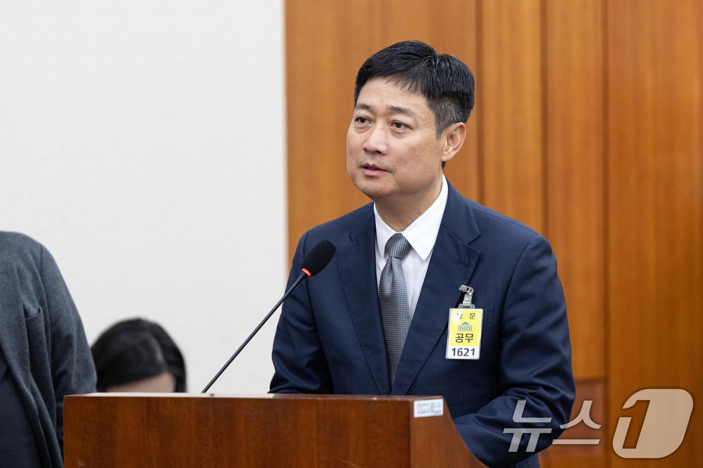 홍범식 LGU+ 대표가 21일 서울 여의도 국회 과학기술정보방송통신위원회에서 열린 정보통신산업진흥원 등에 대한 국정감사에 출석해 의원 질의에 답변하고 있다. 2025.10.21/뉴스1 ⓒ News1 이승배 기자