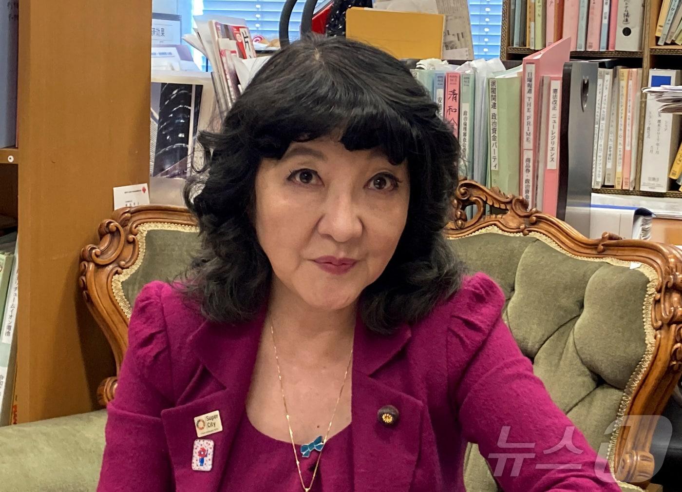 본문 이미지 - 일본 신임 재무상으로 유력하게 거론되는 가타야마 사츠키 참의원 ⓒ 로이터=뉴스1