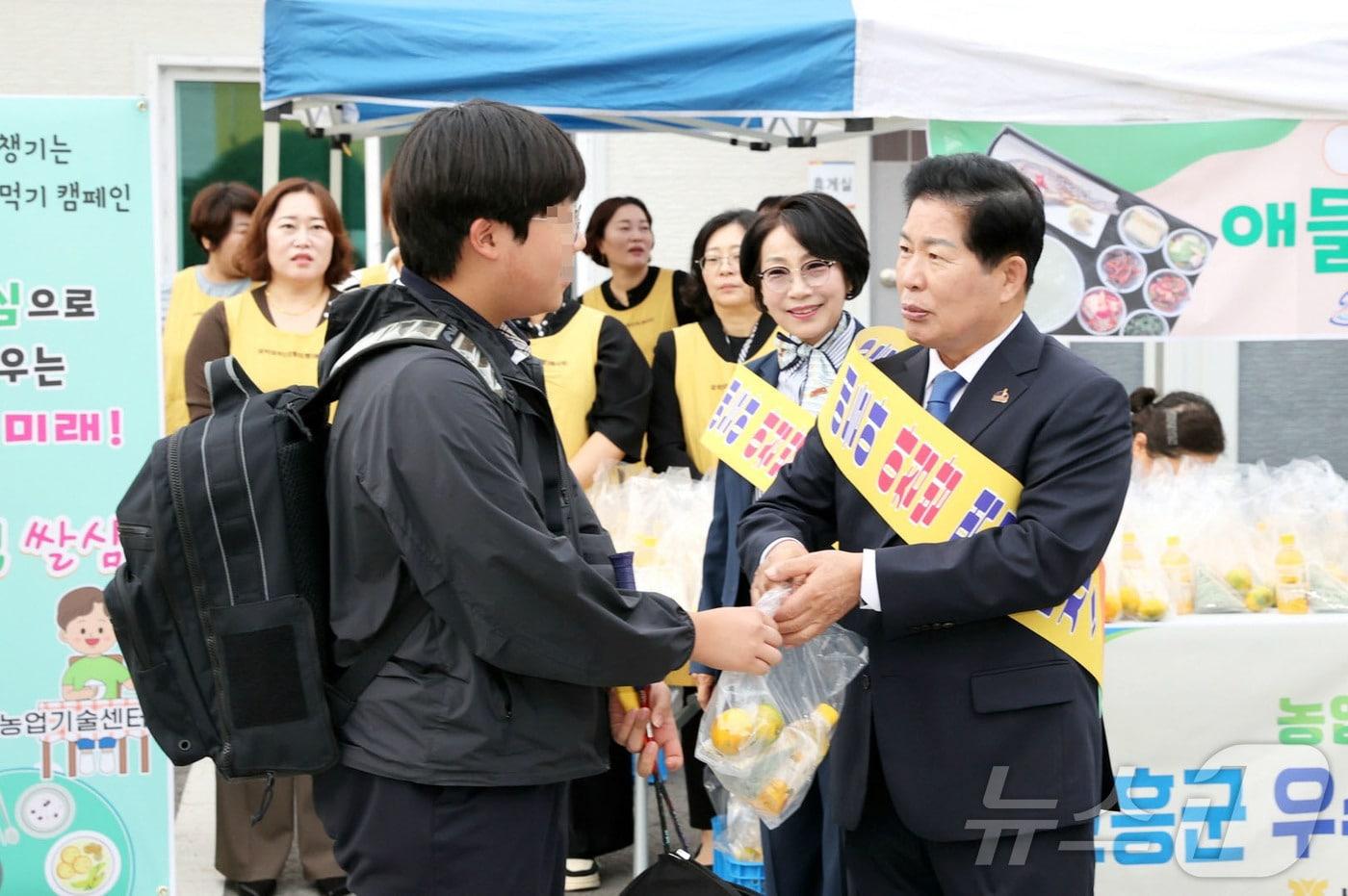 공영민 전남 고흥군수&#40;오른쪽 첫번째&#41;가 21일 고흥중학교 입구에서 우리쌀을 활용한 아침밥 먹기 캠페인을 벌이고 있다.&#40;고흥군 제공, 재배포 및 DB 금지&#41;205.10.21/뉴스1