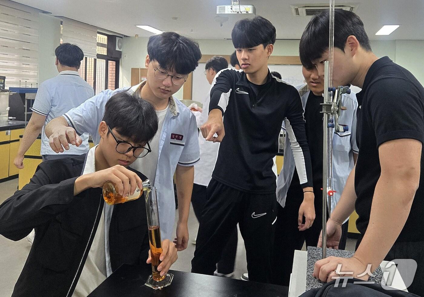 계명문화대 중소기업 기술사관 육성사업에 참여한 조일고 학생들의 환경오염 측정 실험 모습. &#40;계명문화대 제공. 재판매 및 DB금지&#41;