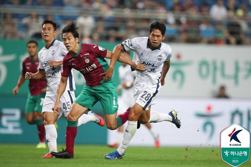 본문 이미지 - 전북의 조기 우승으로 다소 맥이 빠졌으나 여전히 파이널A 그룹의 긴장감은 넘친다. 김천과 대전, 포항의 2위 싸움이 치열하다. &#40;한국프로축구연맹 제공&#41;