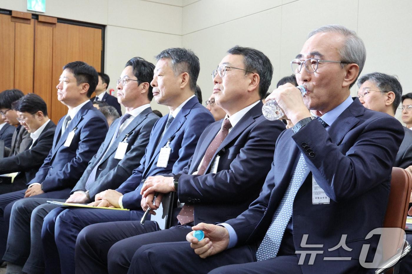 김영섭 KT 대표가 21일 서울 여의도 국회 과학기술정보방송통신위원회에서 열린 정보통신산업진흥원 등에 대한 국정감사에서 목을 축이고 있다. 왼쪽부터 홍범식 LGU+ 대표, 조좌진 롯데카드 대표, 김광일 MBK 대표이사, 유영상 SKT 대표, 김 대표. 2025.10.21/뉴스1 ⓒ News1 신웅수 기자
