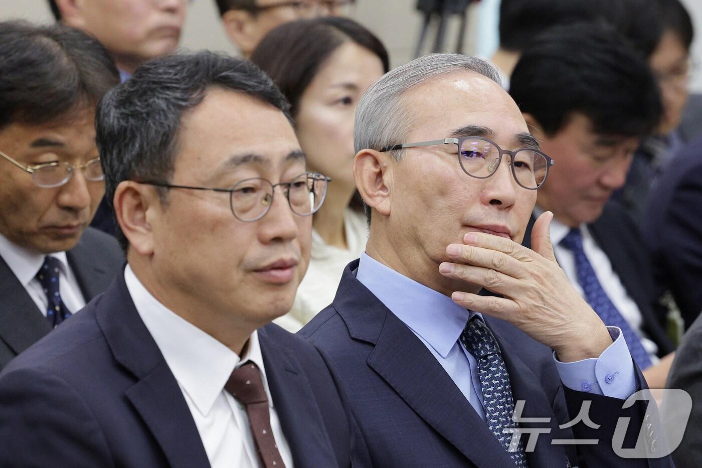 유영상 SKT 대표&#40;왼쪽&#41;와 김영섭 KT 대표가 21일 서울 여의도 국회 과학기술정보방송통신위원회에서 열린 정보통신산업진흥원 등에 대한 국정감사에 출석하고 있다. 2025.10.21/뉴스1 ⓒ News1 신웅수 기자