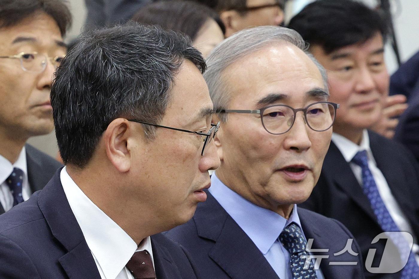 유영상 SKT 대표(왼쪽)와 김영섭 KT 대표가 21일 서울 여의도 국회 과학기술정보방송통신위원회에서 열린 정보통신산업진흥원 등에 대한 국정감사에서 대화하고 있다. 2025.10.21/뉴스1 ⓒ News1 신웅수 기자