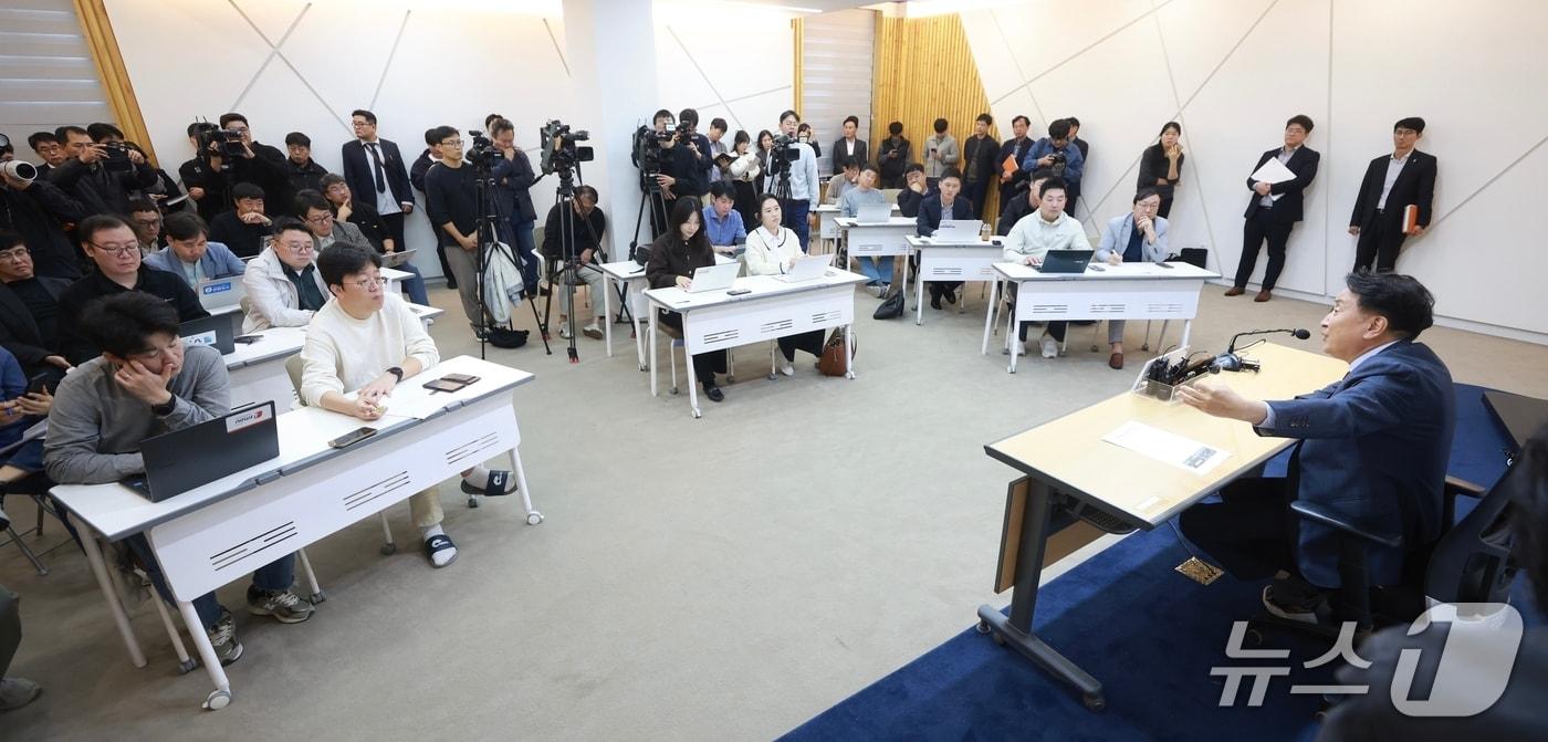 김영환 충북지사가 21일 충북도청 브리핑룸에서 돈봉투와 뇌물 수수 혐의로 경찰 수사를 받은 것과 관련해 입장을 밝히고 있다. &#40;충북도 제공. 재판매 및 DB금지&#41;