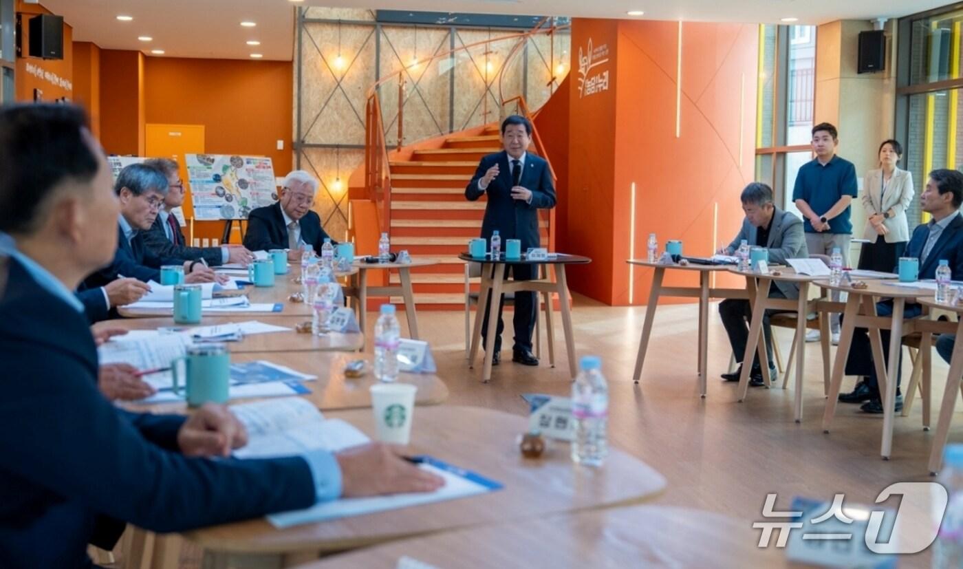 충북 증평군이 21일 도안면 청춘농담누리에서 '증평군 미래비전 정책자문단'을 위촉하고, 이재영 군수 주재로 지역의 중장기 발전전략과 미래정책 방향을 논의했다.(증평군 제공, 재판매 및 DB금지)/뉴스1