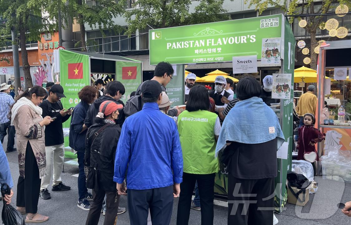 본문 이미지 - 조선대가 외국인 유학생과 함께 아시아 컬처 스트리트 행사를 갖고 세계 각국의 푸드트럭을 운영하고 있다.&#40;조선대 제공. 재배포 및 DB 금지&#41;