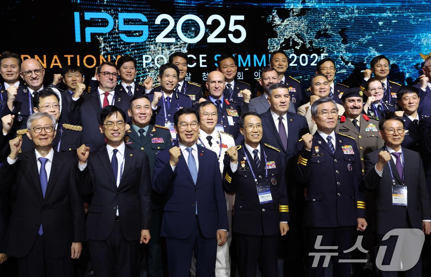 유재성 경찰청장 직무대행&#40;경찰청 차장&#41;과 각국 경찰청 대표단장들이 21일 서울 여의도 콘래드서울에서 열린 2025국제경찰청장회의에서 기념촬영을 하고 있다. 2025.10.21/뉴스1 ⓒ News1 김명섭 기자