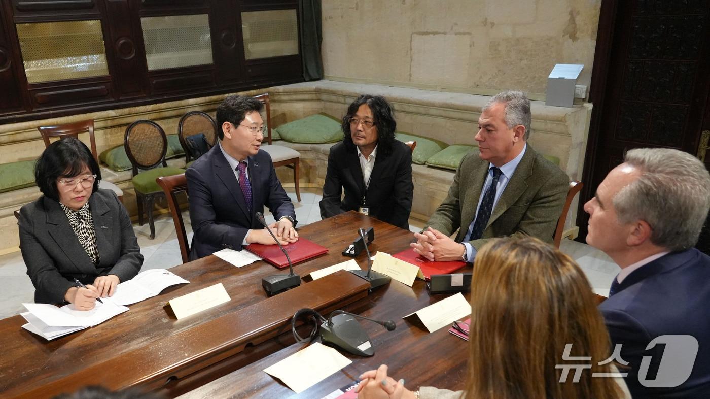 이상일 시장&#40;왼쪽 두번째&#41;이 지난해 2월 22일 스페인 세비야 시청에서 호세 루이스 산즈 시장과 우호교류의향서를 교환한 뒤 시 관계자들과 교류 협력 방안을 논의하고 있는 모습.&#40;용인시 제공&#41;