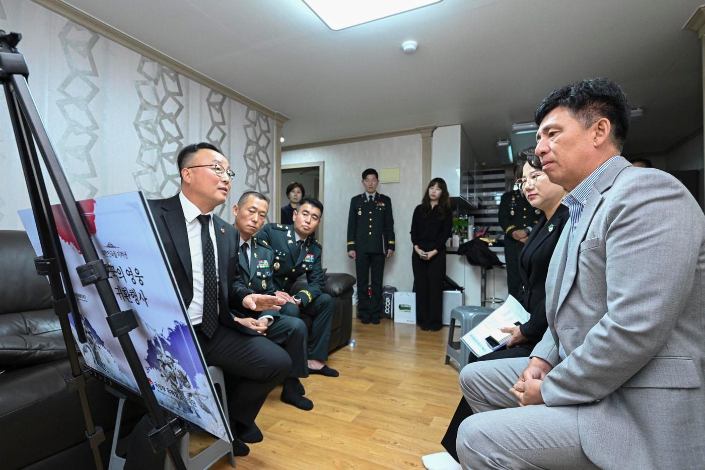 김문권 하사의 유가족들에게 고인의 유해를 발굴하게 된 과정, 고인의 참전경로 및 전사 등에 대해 설명하고 있는 조해학 국유단장 직무대리.&#40;국방부 제공&#41;